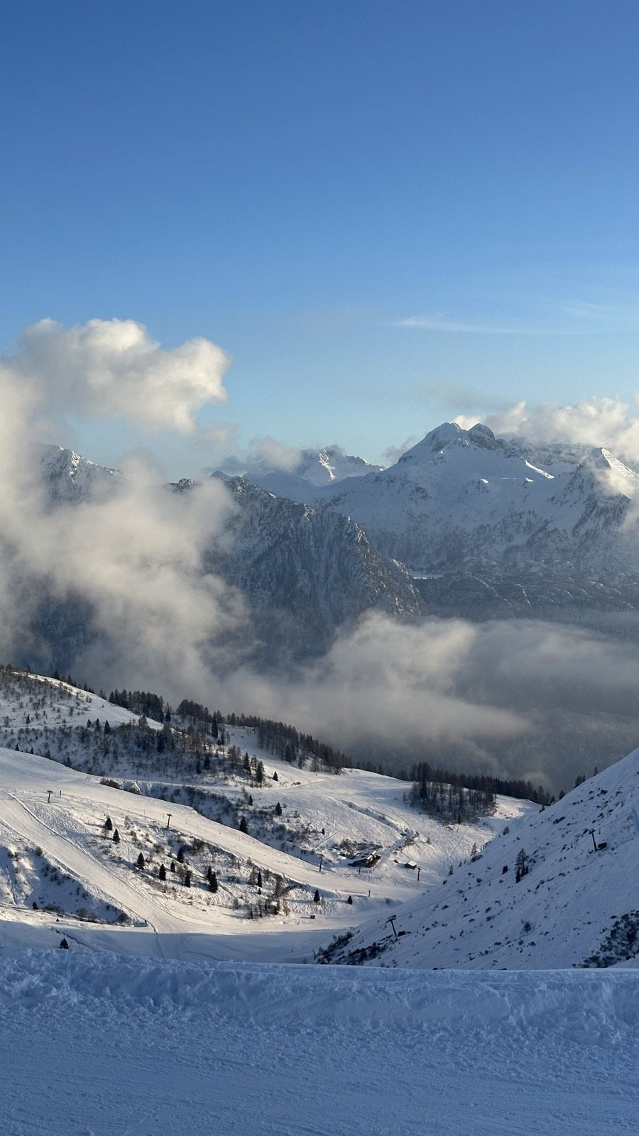 Cime innevate delle Orobie sopra Branzi