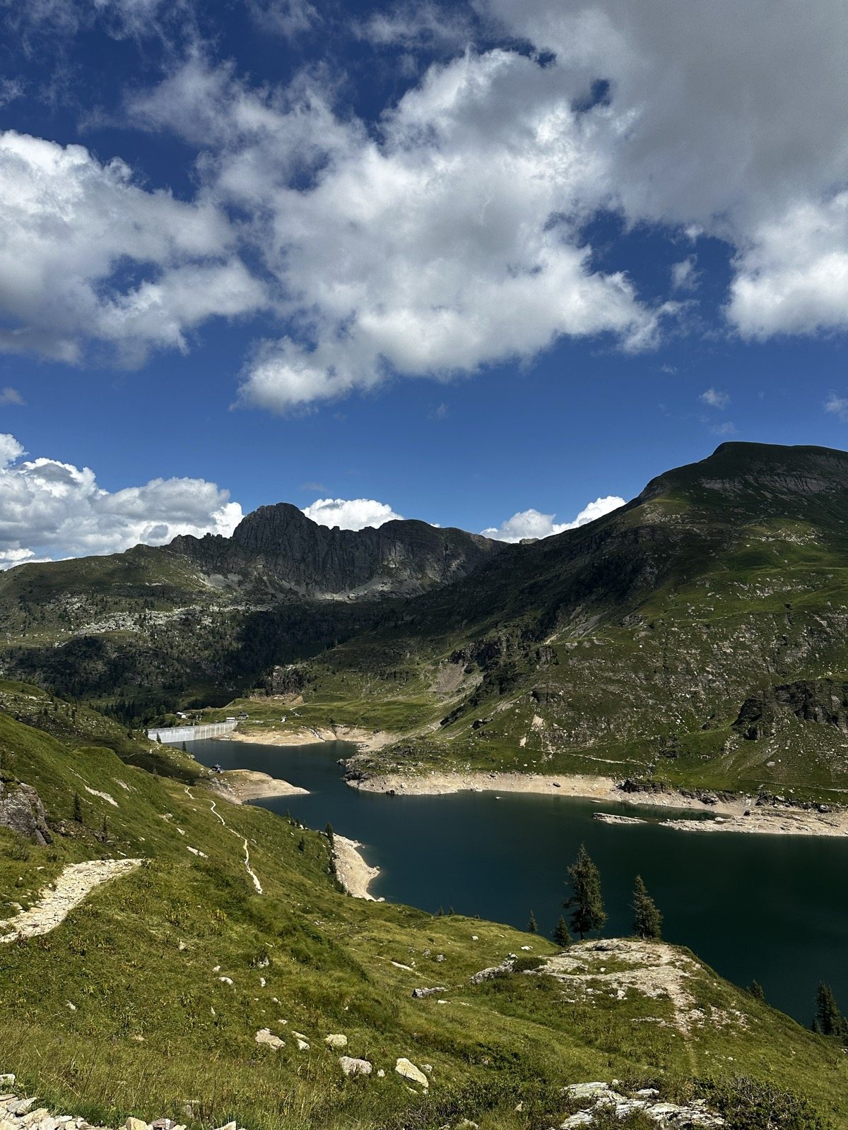 Lago alpino lungo i sentieri sopra Branzi
