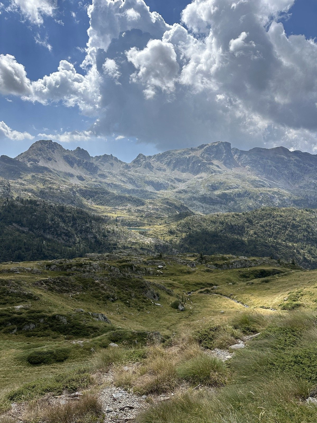 Sentiero di escursione tra i prati dell'Alta Val Brembana